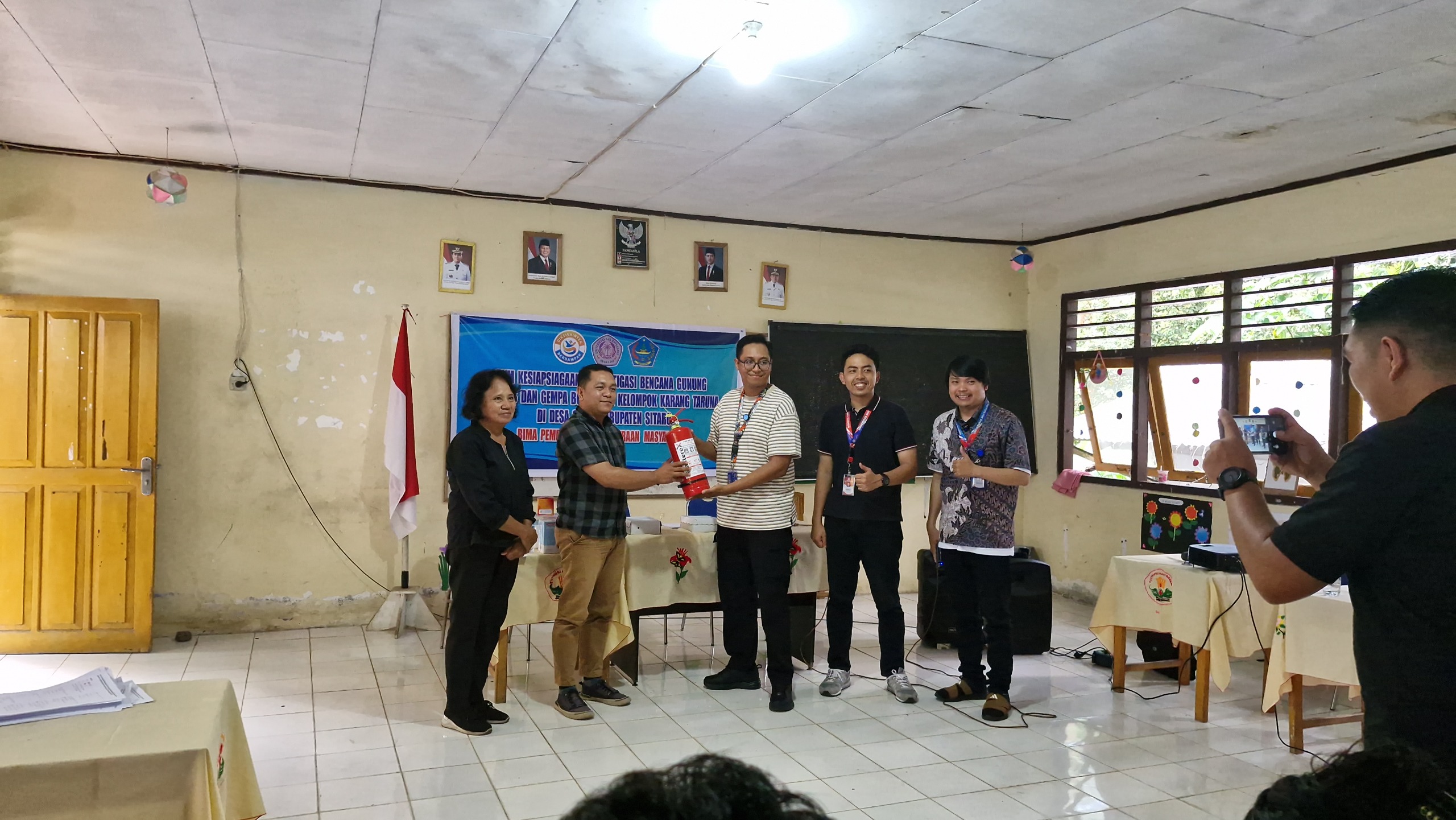 Pelatihan Kesiapsiagaan dan Mitigasi Bencana Gunung dan Gempa Bumi oleh UNSRAT di Desa Salili